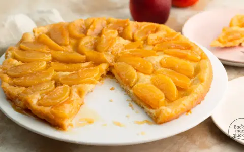 Eine köstliche apfeltarte karamelisiert, mit goldbraunem Teig und saftigen Apfelstücken, die zum Genießen einladen.