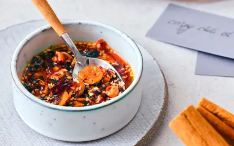 Würziges Chiliöl mit Nüssen und Sesam, perfekt für die vielseitige crispy chili oil verwendung.