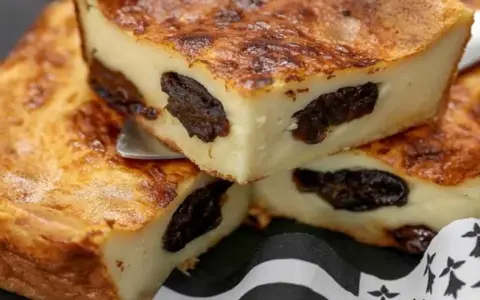 Saftiger Far Breton mit saftigen Pflaumen, goldbraun gebacken. Ein Stück bretonischer Genuss.