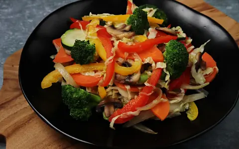 Buntes Gemüse mit Paprika, Brokkoli, Karotten und Pilzen, eine köstliche asiatische Gemüsepfanne.