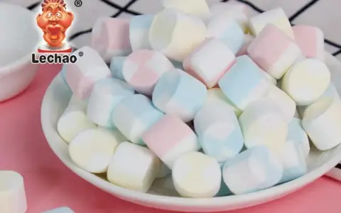 Bunte Marshmallows, die weich und fluffig sind, da ist in marshmallows gelatine.