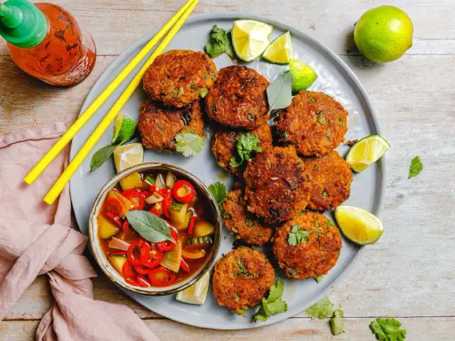 Herzhafte Fischfrikadellen mit Limette, Koriander und einer scharfen Sauce. Ein wahrer Genuss, der den Gaumen kitzelt. Tod man pla!