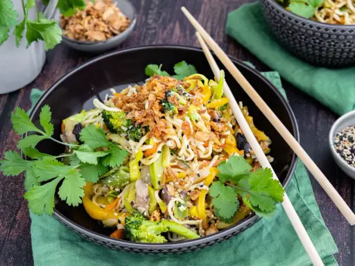 Leckere asiatische Rezepte vegetarisch: Nudeln mit Brokkoli, Paprika, Lauch und knusprigen Zwiebeln.