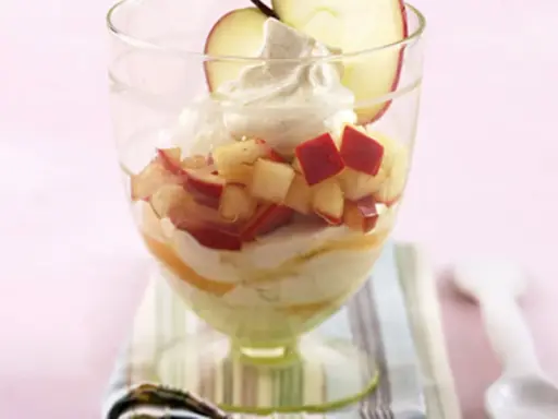 Cremiges Dessert im Glas mit Apfelstücken und Mascarpone. Ein köstliches Beispiel für rezepte mit mascarpone salzig, das süß und herzhaft kombiniert.