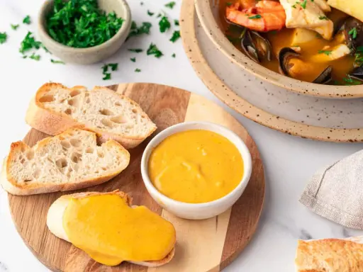 Ein köstliches Rouille-Rezept mit Brot und Meeresfrüchtesuppe. Die cremige Sauce passt perfekt zu den knusprigen Baguettescheiben.
