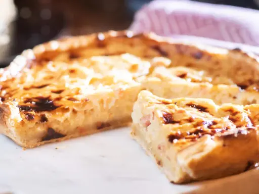Herzhafte quiche ohne boden, mit einer goldbraunen Kruste und einer cremigen Füllung, die Lust auf mehr macht.