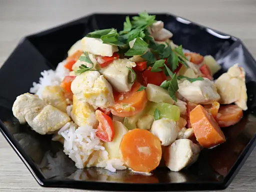 Hähnchencurry mit Reis und Gemüse, eine histaminarme Mahlzeit.