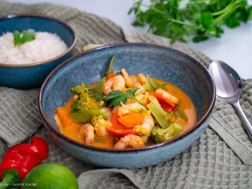Ein köstliches Thai Curry mit Garnelen, Brokkoli und Karotten in einer cremigen Kokosmilchsauce. Dazu duftender Reis.