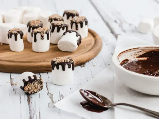 Schokoladenüberzogene Marshmallows mit Streuseln, bereit zum Verzehr. So lassen sich Marshmallows wunderbar verwerten!
