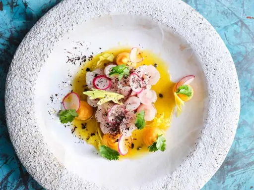 Exotisches Gericht mit Garnelen, Radieschen und Passionsfrucht-Dressing. Perfekt für leichte, sommerliche passionsfrucht rezepte.
