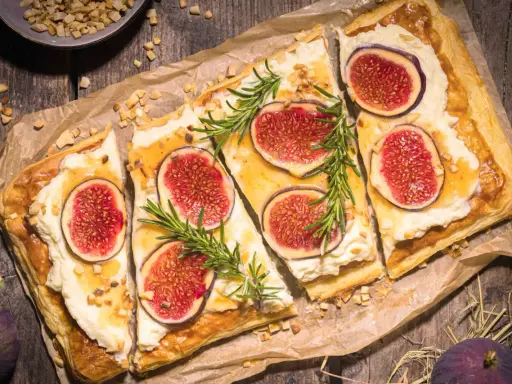 Eine köstliche Feigen-Tarte mit cremigem Käse, Honig, Nüssen und Rosmarin auf knusprigem Blätterteig.