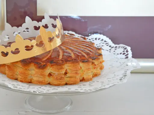 Goldene Krone auf einer köstlichen Galette des Rois, bereit zum Teilen.