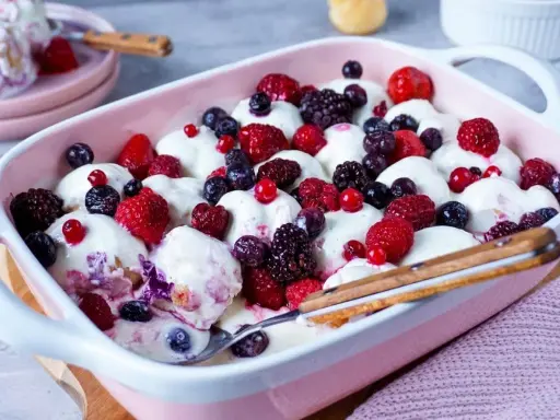 Ein cremiges Windbeutel-Himbeer-Dessert, üppig belegt mit frischen Beeren. Ein Traum für jeden Gaumen!