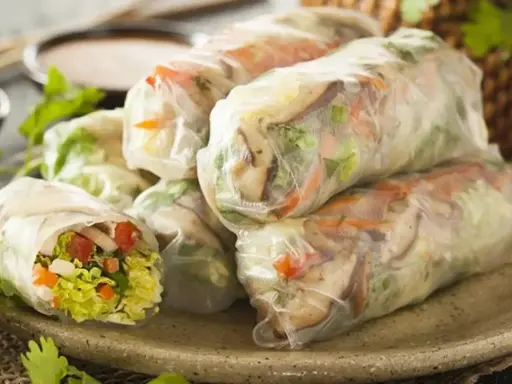 Frische Sommerrollen, gefüllt mit knackigem Gemüse und Kräutern, sind ein köstliches Beispiel für vietnamesische Rezepte.