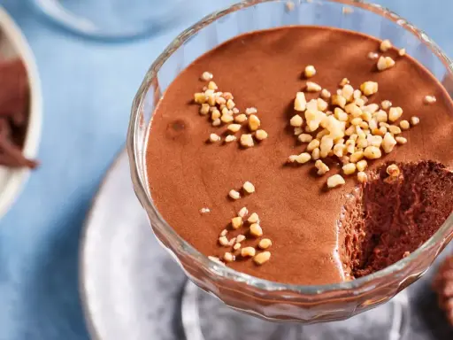 Schokoladenmousse im Glas, garniert mit Nüssen. Ein köstliches Mousse au Chocolat Rezept, das zum Genießen einlädt.