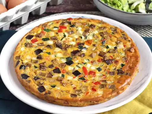 Herzhafter Flan mit Gemüse, ein köstliches flan rezept, das mit Auberginen, Zucchini und Paprika zubereitet wird.
