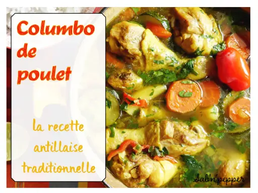 Colombo de poulet, ein traditionelles antillisches Gericht mit zarten Hühnerstücken, Karotten, Zucchini und roten Paprika in einer würzigen Brühe.