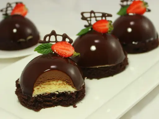 Schokoladen-Mousse-Törtchen mit Erdbeere und Minze, inspiriert von Silikomart Rezepten.