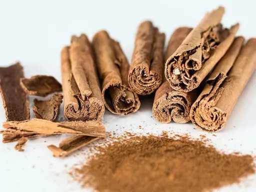 Zimtstangen und Zimtpulver auf weißem Hintergrund. Zimt gesund und aromatisch.