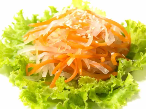 Frischer Salat mit geraspelten Karotten und Rettich, garniert mit Sesam. Ein leichter und gesunder Genuss, der an ein vietnamesisches Do Chua erinnert.