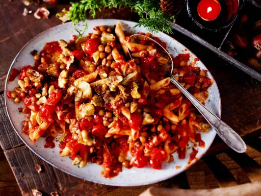 Herzhaftes Gericht mit Penne, Kichererbsen und Tomaten. Ein leckeres Beispiel für Maronen Rezepte herzhaft, perfekt für kalte Tage.