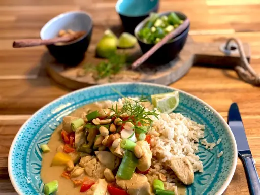 Herzhaftes Curry mit Hähnchen, Reis und Erdnüssen. Perfekt für schnelle rezepte mit fertiger mandelcreme.