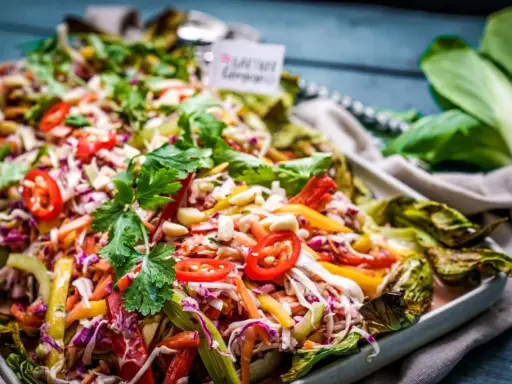 Bunter Thai Salat mit viel Gemüse, Koriander und Erdnüssen. Ein frischer Genuss!