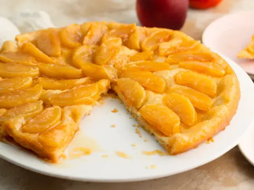 Eine köstliche apfeltarte karamelisiert, mit goldbraunem Teig und saftigen Apfelstücken, die zum Genießen einladen.