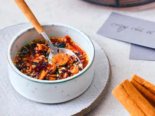Würziges Chiliöl mit Nüssen und Sesam, perfekt für die vielseitige crispy chili oil verwendung.