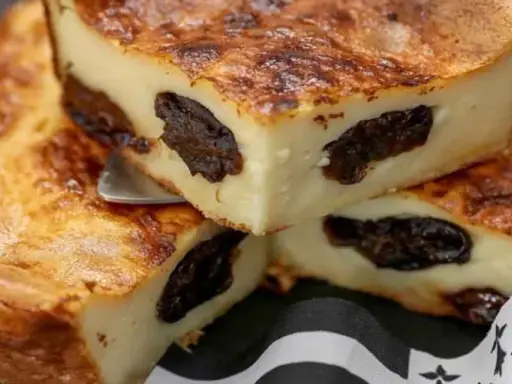 Saftiger Far Breton mit saftigen Pflaumen, goldbraun gebacken. Ein Stück bretonischer Genuss.
