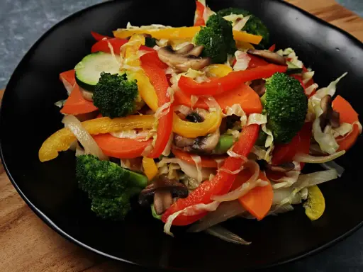 Buntes Gemüse mit Paprika, Brokkoli, Karotten und Pilzen, eine köstliche asiatische Gemüsepfanne.