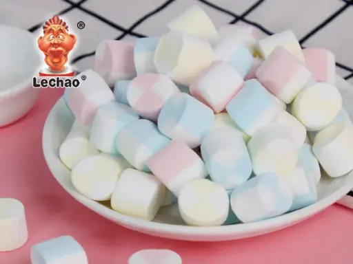 Bunte Marshmallows, die weich und fluffig sind, da ist in marshmallows gelatine.