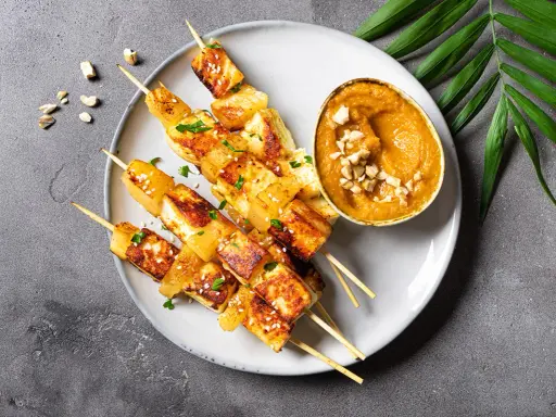 Gegrillte Tofuspieße mit Erdnusssauce, ein köstliches Gericht, das von asiatischen Rezepten inspiriert ist.