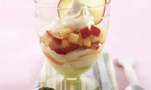 Cremiges Dessert im Glas mit Apfelstücken und Mascarpone. Ein köstliches Beispiel für rezepte mit mascarpone salzig, das süß und herzhaft kombiniert.