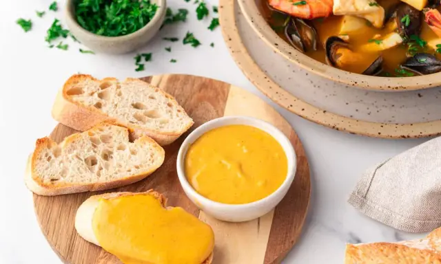 Ein köstliches Rouille-Rezept mit Brot und Meeresfrüchtesuppe. Die cremige Sauce passt perfekt zu den knusprigen Baguettescheiben.