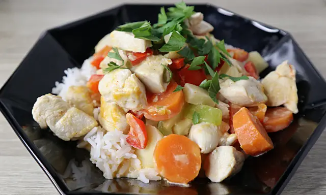 Hähnchencurry mit Reis und Gemüse, eine histaminarme Mahlzeit.