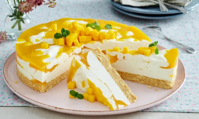 Saftige Mango-Torte mit cremigem Frischkäse und Keksboden. Perfekt für schnelle torten, die begeistern!