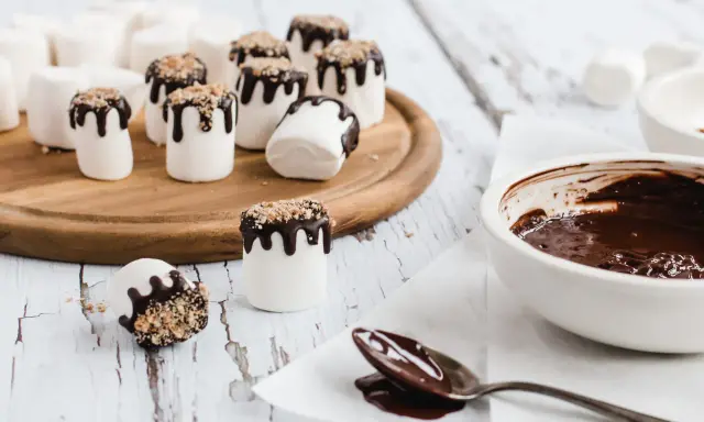 Schokoladenüberzogene Marshmallows mit Streuseln, bereit zum Verzehr. So lassen sich Marshmallows wunderbar verwerten!