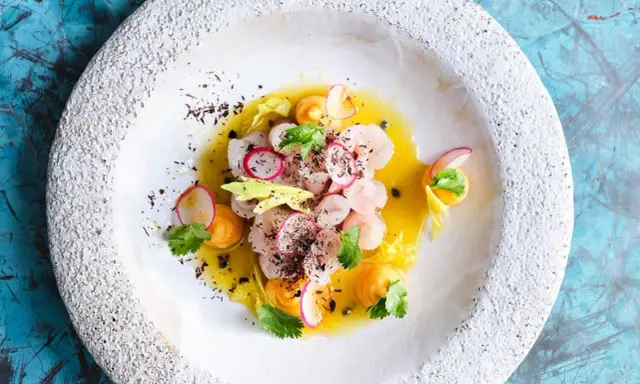 Exotisches Gericht mit Garnelen, Radieschen und Passionsfrucht-Dressing. Perfekt für leichte, sommerliche passionsfrucht rezepte.