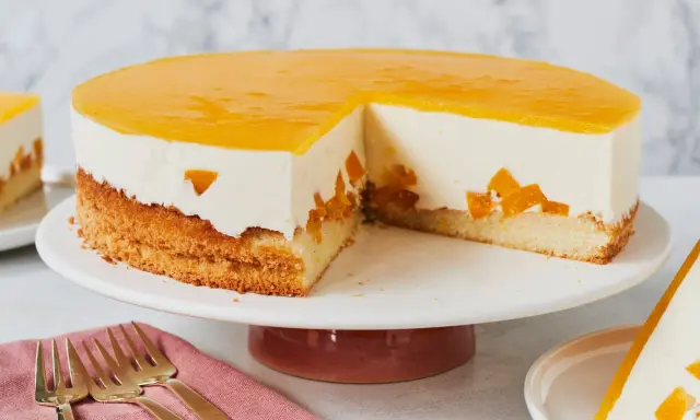 Fruchtige Torte mit Biskuitboden, Sahne und Aprikosenstückchen, überzogen mit einem gelben Tortenguss. Eine tolle Torten-Anleitung!