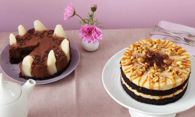 Zwei Torten auf einem Tisch: eine Schokoladen-Birnen-Torte und eine köstliche Erdnuss Torte mit Karamell und Nüssen.