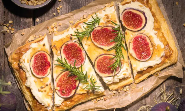 Eine köstliche Feigen-Tarte mit cremigem Käse, Honig, Nüssen und Rosmarin auf knusprigem Blätterteig.