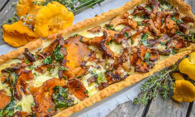 Herzhafte Pfifferling Quiche mit frischen Kräutern und goldgelben Pilzen, ein Genuss für jeden Gaumen.