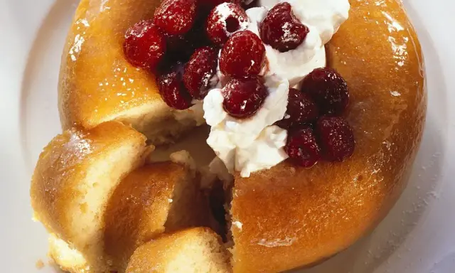 Ein Savarin-Rezept, das zu einem köstlichen Dessert mit Sahne und Beeren führt.