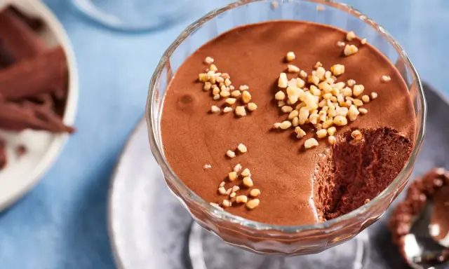 Schokoladenmousse im Glas, garniert mit Nüssen. Ein köstliches Mousse au Chocolat Rezept, das zum Genießen einlädt.
