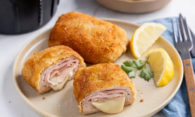 Perfektes Cordon Bleu aus dem Airfryer, goldbraun und mit schmelzendem Käse. Dazu Zitronenspalten und ein frischer Salat.