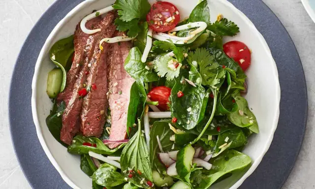 Ein frischer Thai-Rindfleischsalat mit zarten Rindfleischstreifen, knackigem Gemüse und Kräutern.