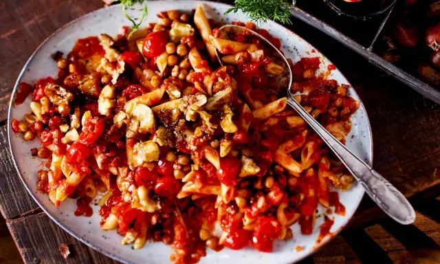 Herzhaftes Gericht mit Penne, Kichererbsen und Tomaten. Ein leckeres Beispiel für Maronen Rezepte herzhaft, perfekt für kalte Tage.