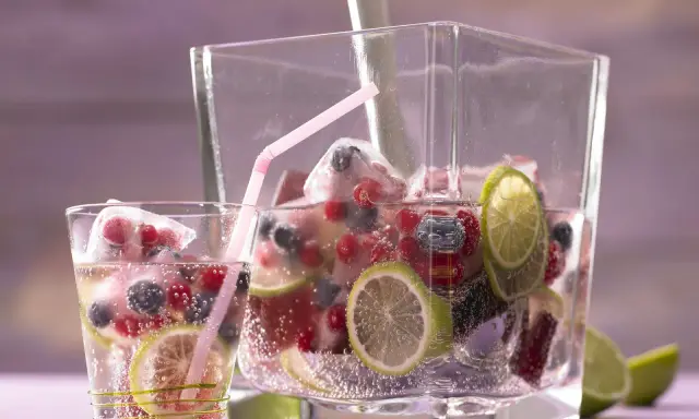 Erfrischendes Getränk mit Beeren, Limetten und Eiswürfeln. Perfekt für sommerliche Limetten Rezepte.