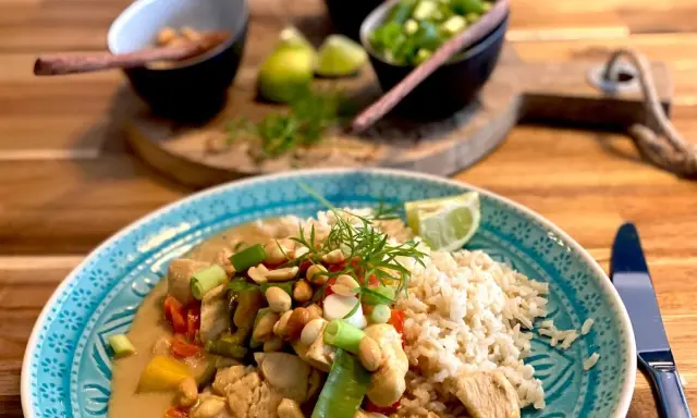 Herzhaftes Curry mit Hähnchen, Reis und Erdnüssen. Perfekt für schnelle rezepte mit fertiger mandelcreme.
